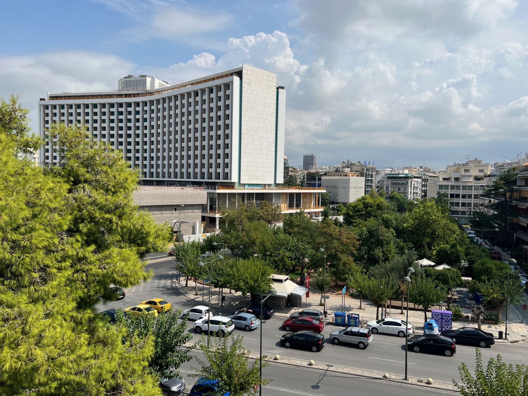 HILTON – CARAVEL- ΣΕ ΑΡΙΣΤΗ ΔΙΕΥΘΥΝΣΗ | ΟΡΟΦΟΔΙΑΜΕΡΙΣΜΑ